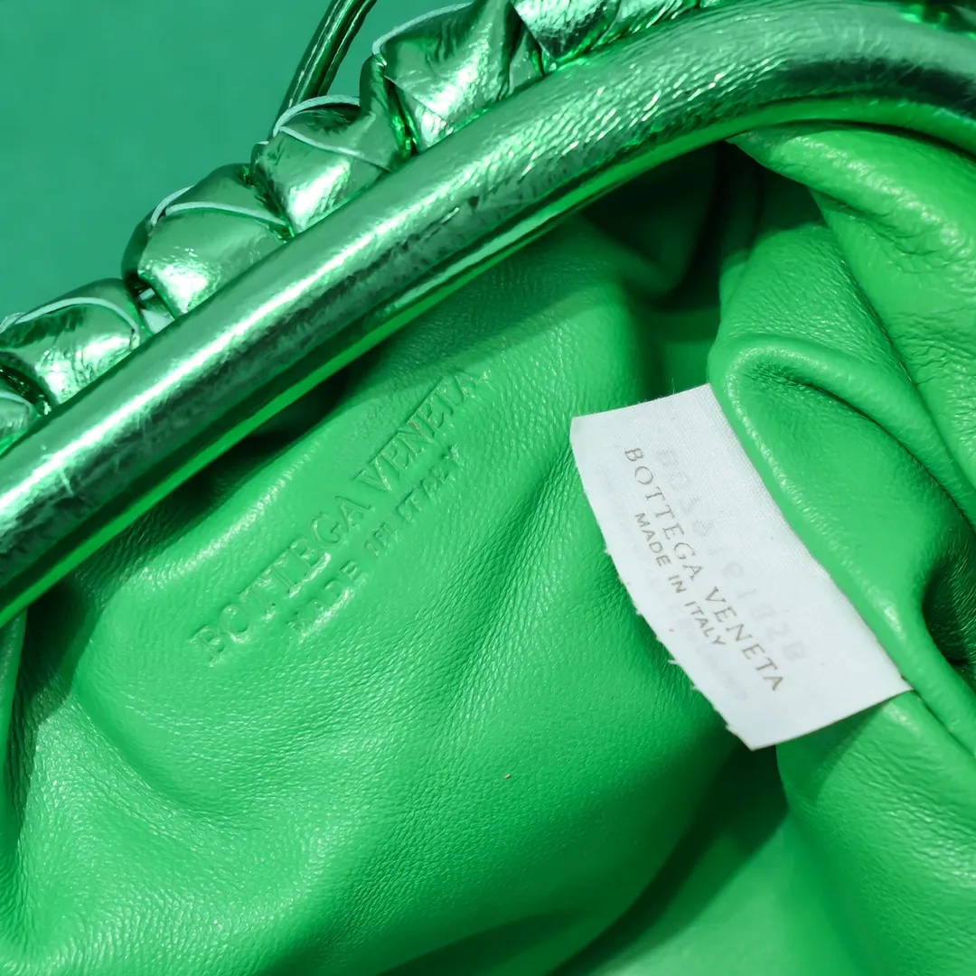 Bv 2022 early spring new cloud bag is launched as one of the classic models. The designer adopts a different and brand-new look to appear in the public eye. The texture of deerskin is more wear-resistant and easy to care for than traditional leather. It is unexpectedly good to match. It is full of style when you take it. It is sparkling in daily light. It is even more sparkling and lovely in the sun. Every time it is new, it can make people's eyes shine. It’s hard not to fall in love with it, model number: 6671#, size 22x13x5cm
